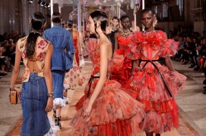 Những xu hướng nổi bật trên sàn catwalk vào Xuân Hè 2018