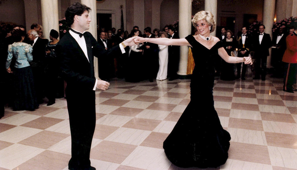 Trang phục, trang phục đi vào lịch sử, trang phục giúp tôn lên cơ thể quyến rũ của một người phụ nữ